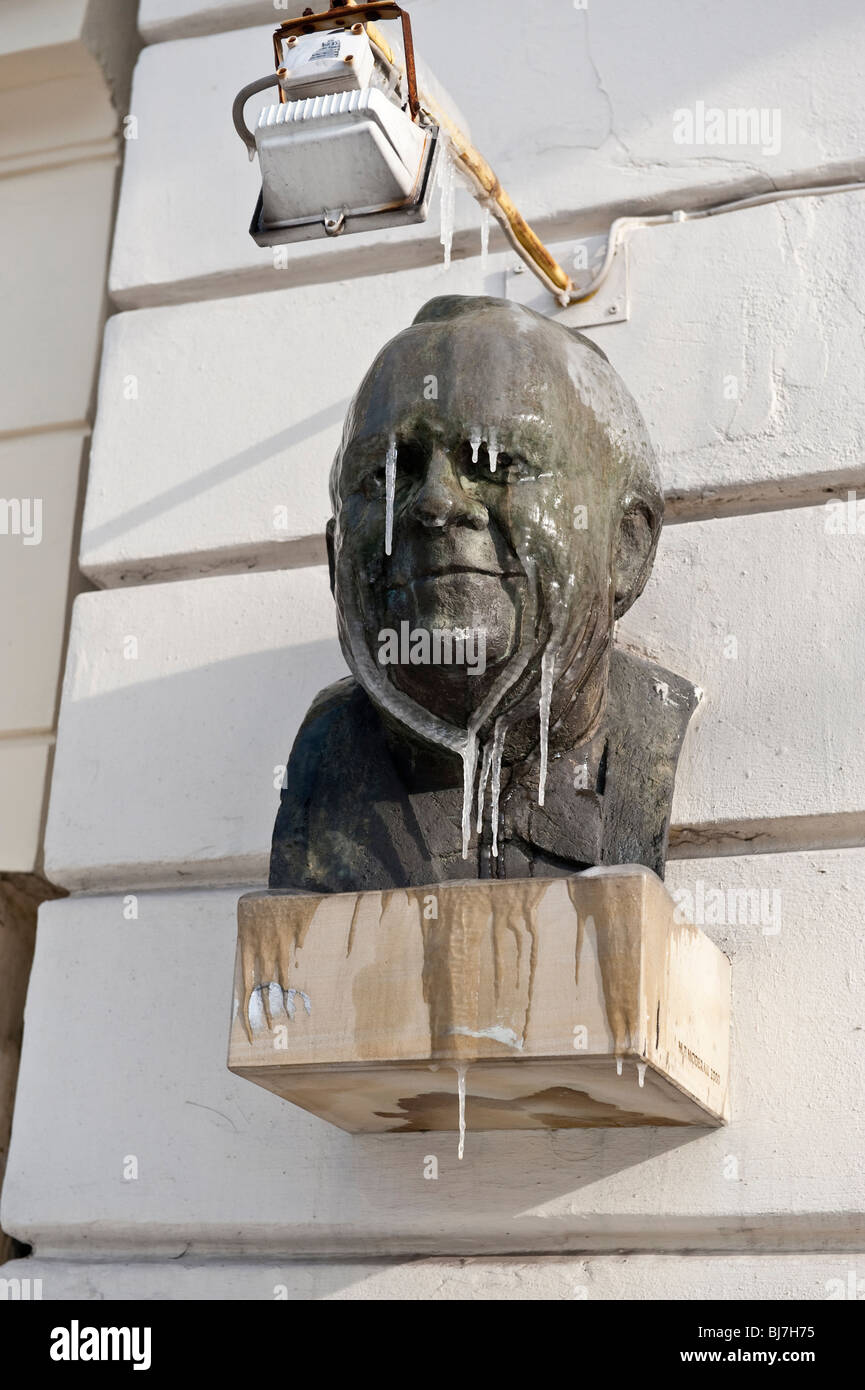 Buste de l'écrivain et dissident polonais Melchior Wańkowicz sur un mur le long de la rue Nowy Swiat à Varsovie Pologne Banque D'Images