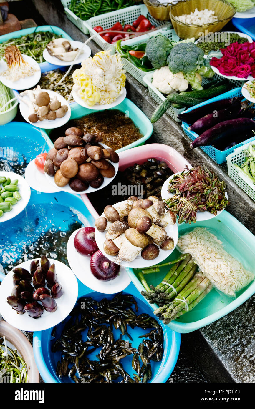 Ingrédients pour une cuisine traditionnelle sur l'affichage à l'extérieur d'un restaurant à Dali, Yunnan Province, China. Banque D'Images