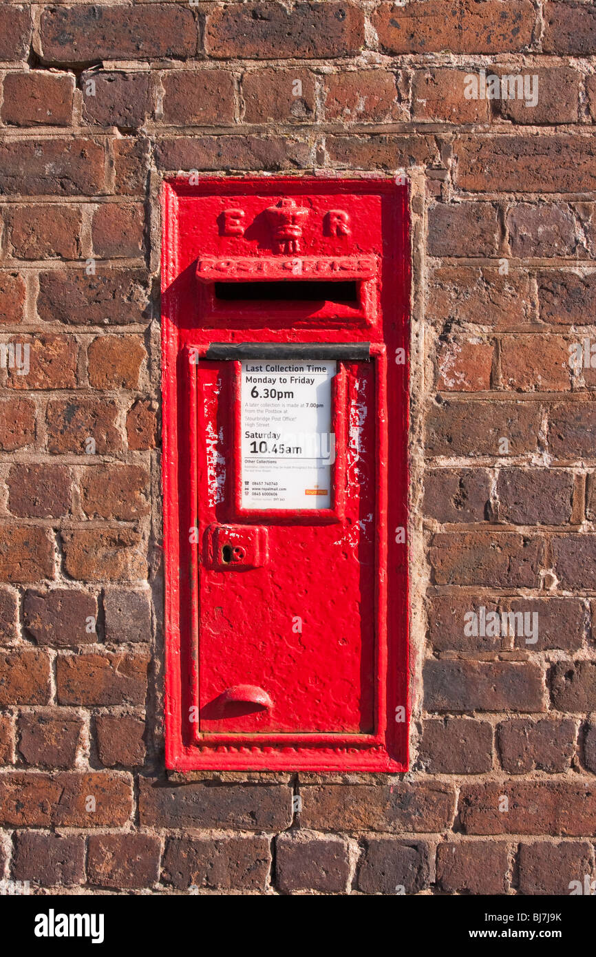 "Old Post box construit dans un mur" Banque D'Images