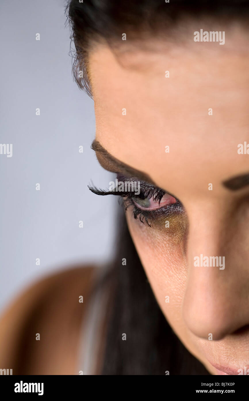 Femme avec des yeux noirs, close-up Banque D'Images