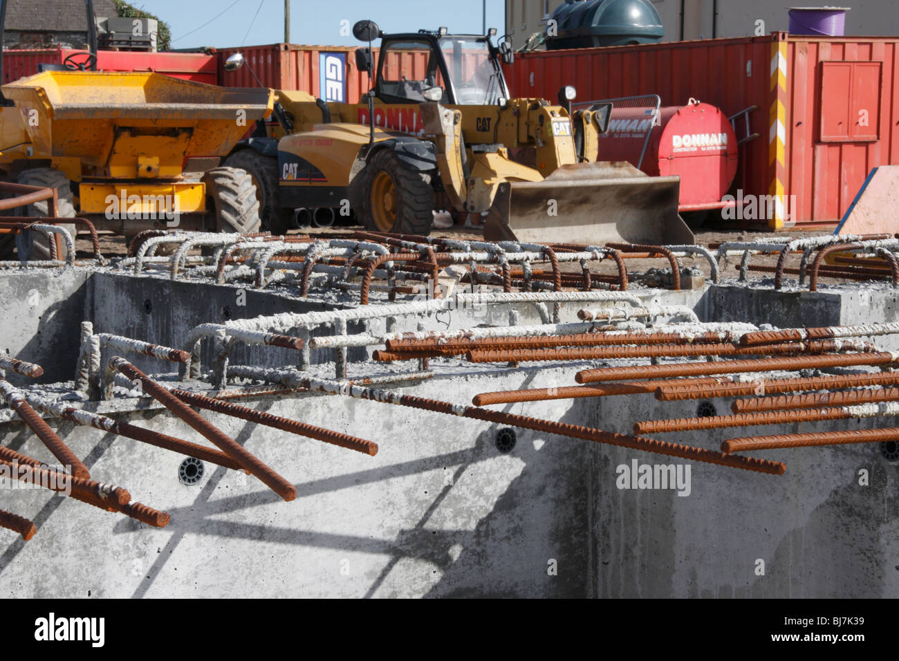 Construction de fondations en béton armé sur chantier Banque D'Images