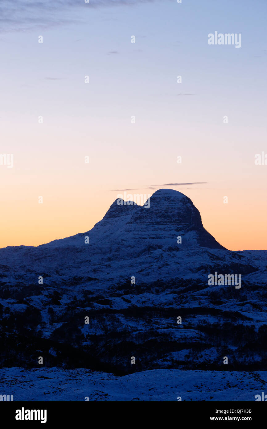 Suilven, près de Lochinver, Sutherland, Highland, Scotland, UK. Lever du soleil silhouette. Banque D'Images