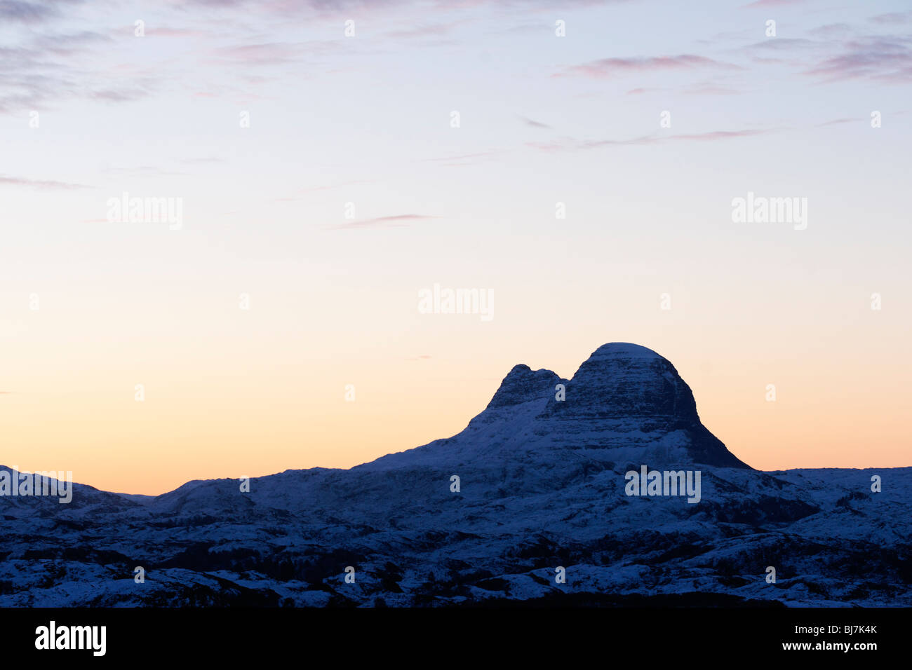 Suilven, près de Lochinver, Sutherland, Highland, Scotland, UK. Lever du soleil silhouette. Banque D'Images