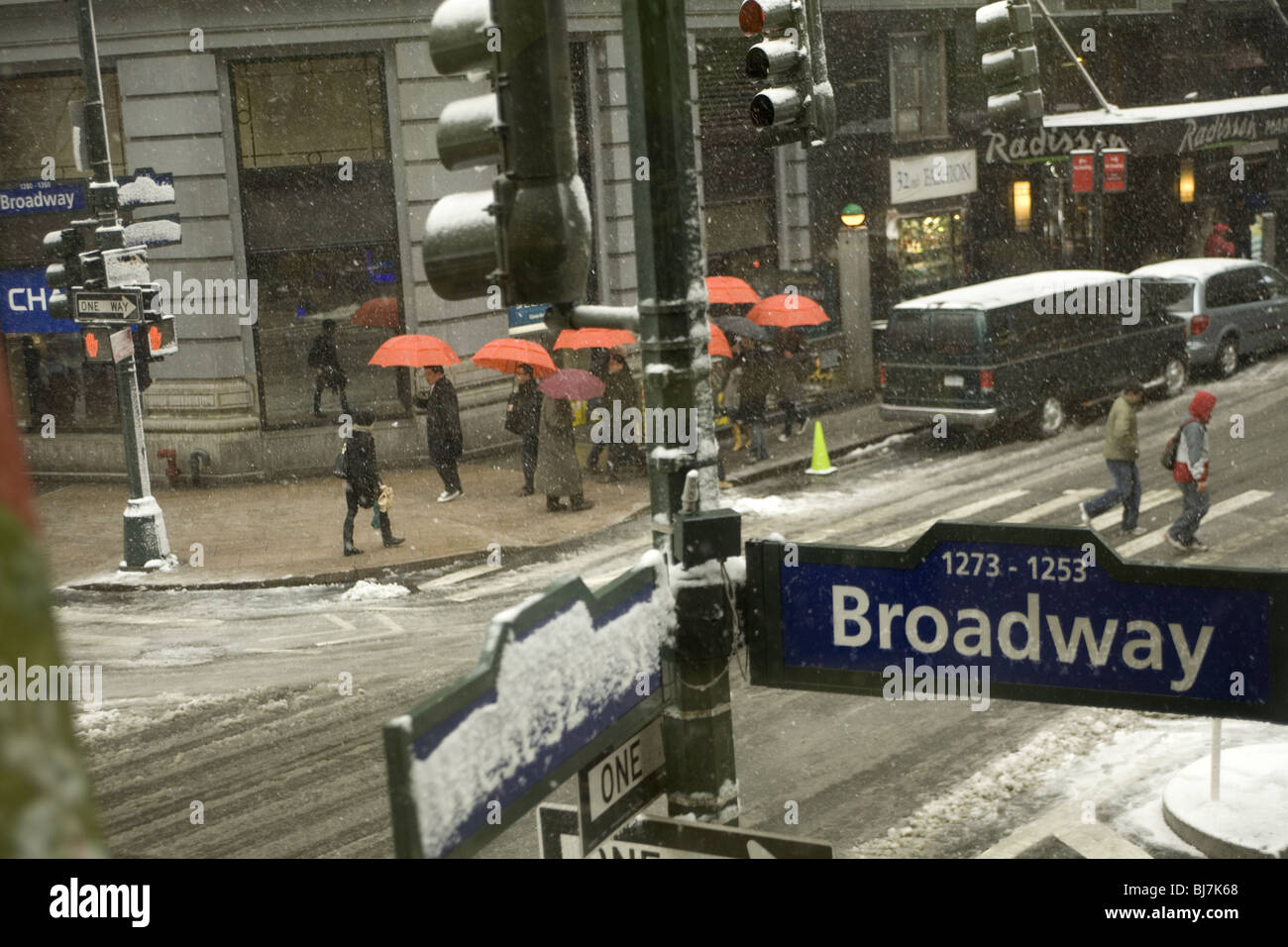 Matin neigeux, 32nd Street et Broadway, à l'extrémité sud de Greeley Square, Manhattan. Banque D'Images