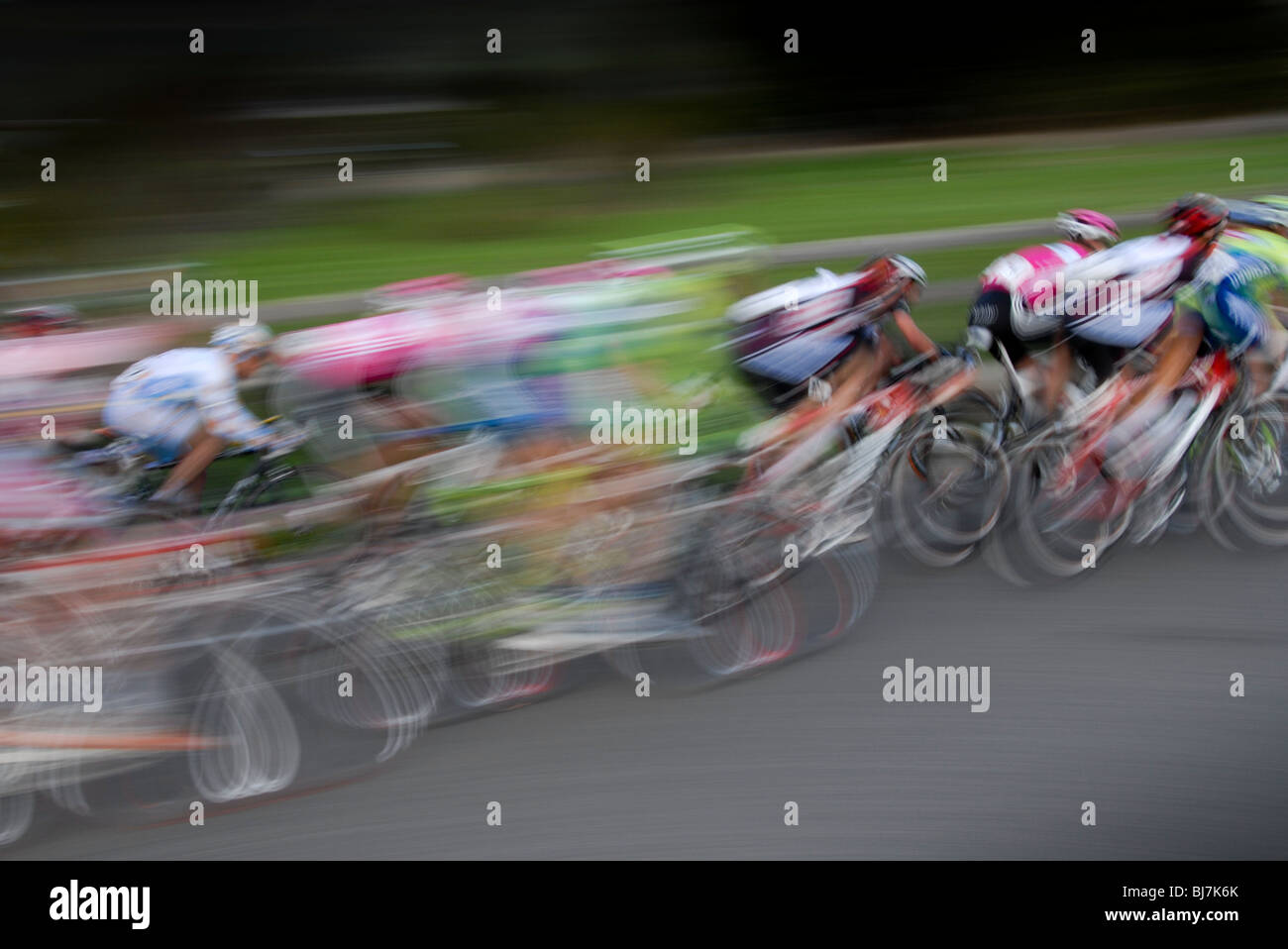 Un groupe de cyclistes en vitesse dans un flou dans une course. Banque D'Images