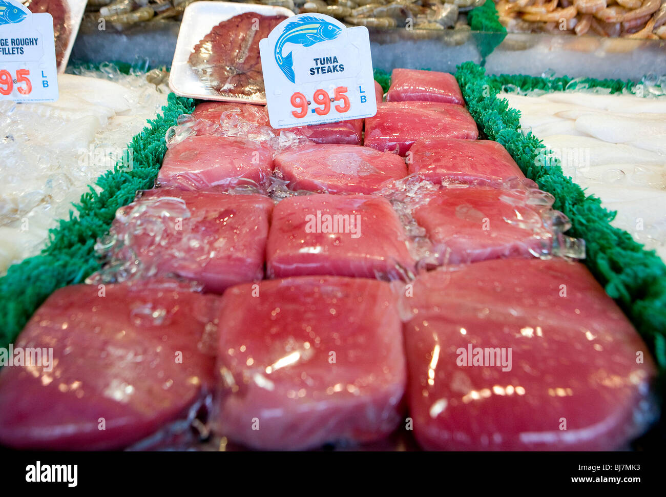Steaks de thon à la vente à un marché aux poissons. Banque D'Images