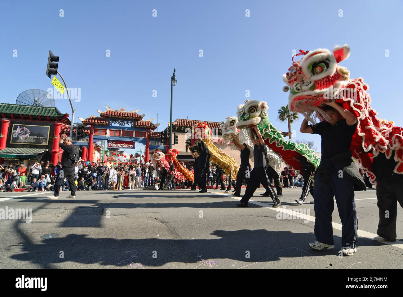 Défilé du Nouvel An chinois dans le quartier chinois de Los Angeles, Californie. Les Dragons et Lion Dancers. Banque D'Images