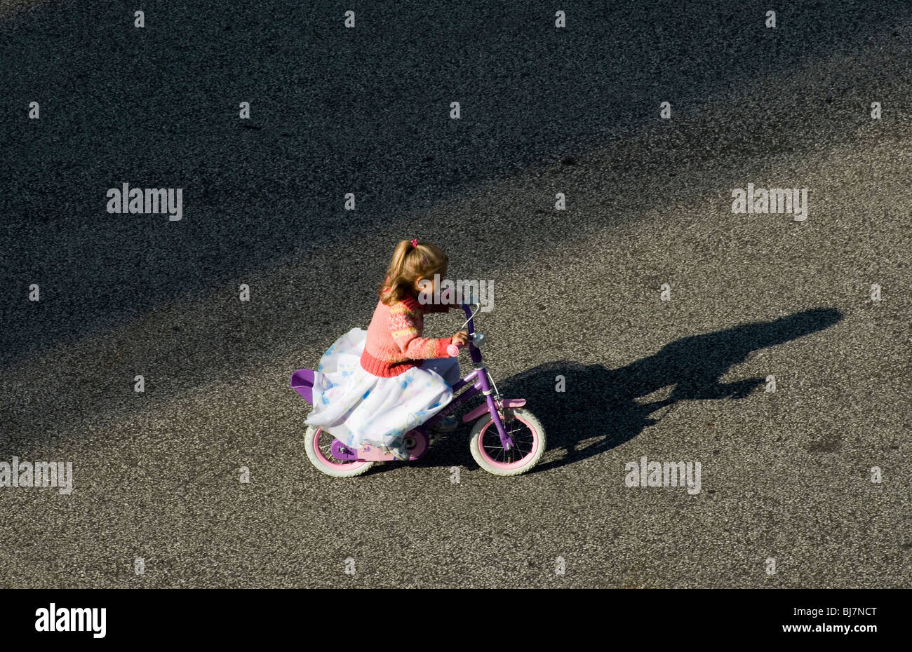 Une petite fille sur une bicyclette bébé, Bâle, Suisse Banque D'Images