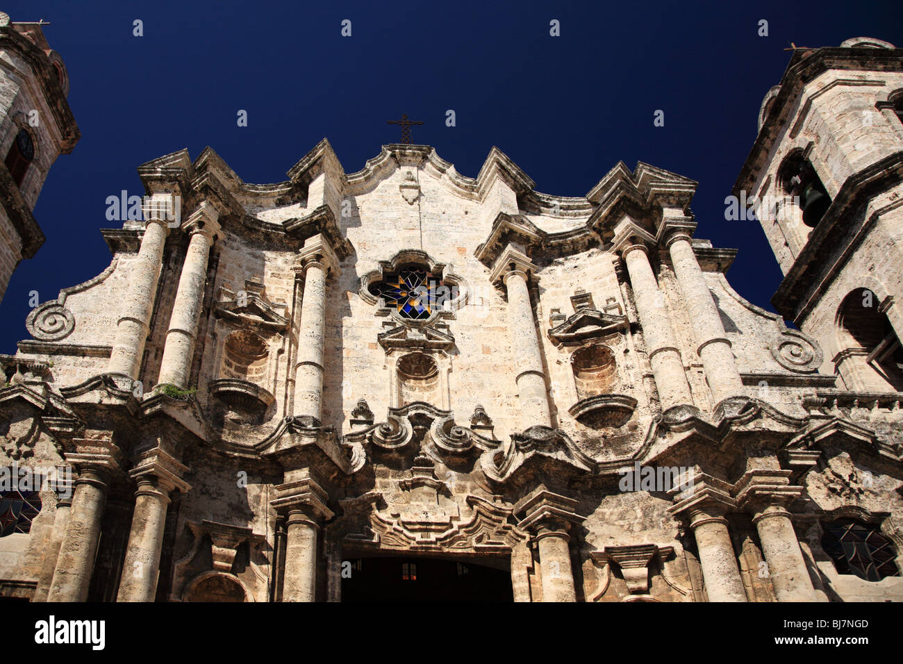 La Cathédrale de La Havane en tant que personnages ont passé par lui aussi Cathédrale de Saint Christophe de La Havane à Cuba Banque D'Images