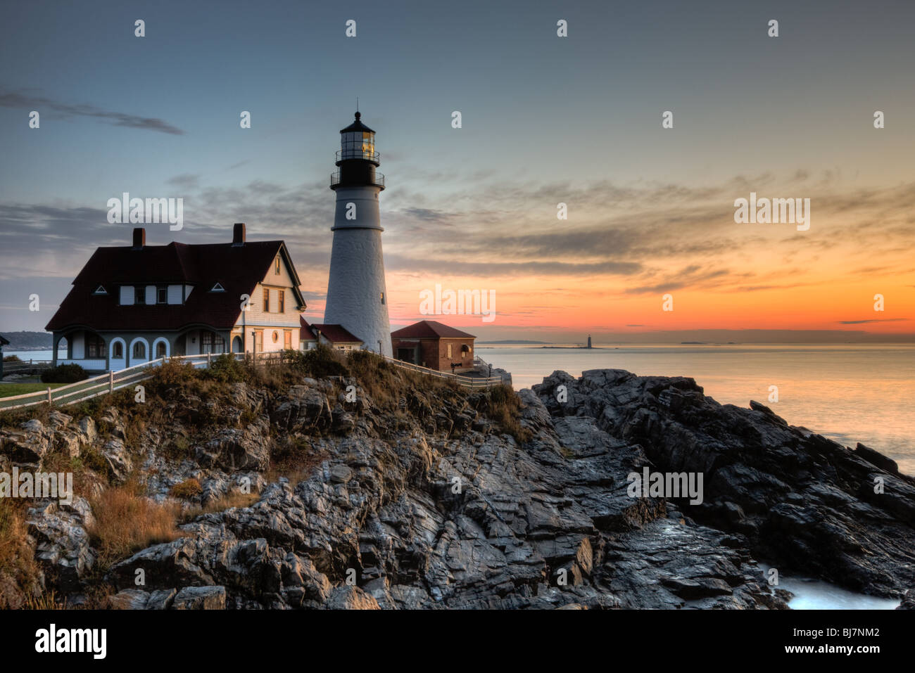 Portland Head Light, qui protège les marins entrant Casco Bay, à l'aube. Le phare se trouve à Cape Elizabeth, dans le Maine. Banque D'Images