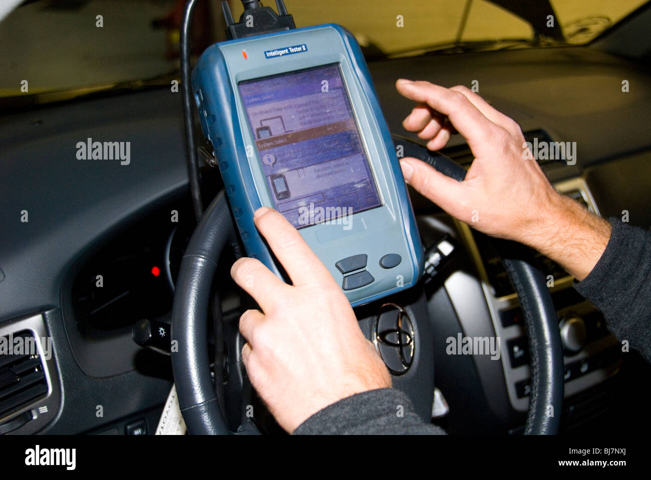 À main portable intelligent testeur voiture OBD 2 Banque D'Images