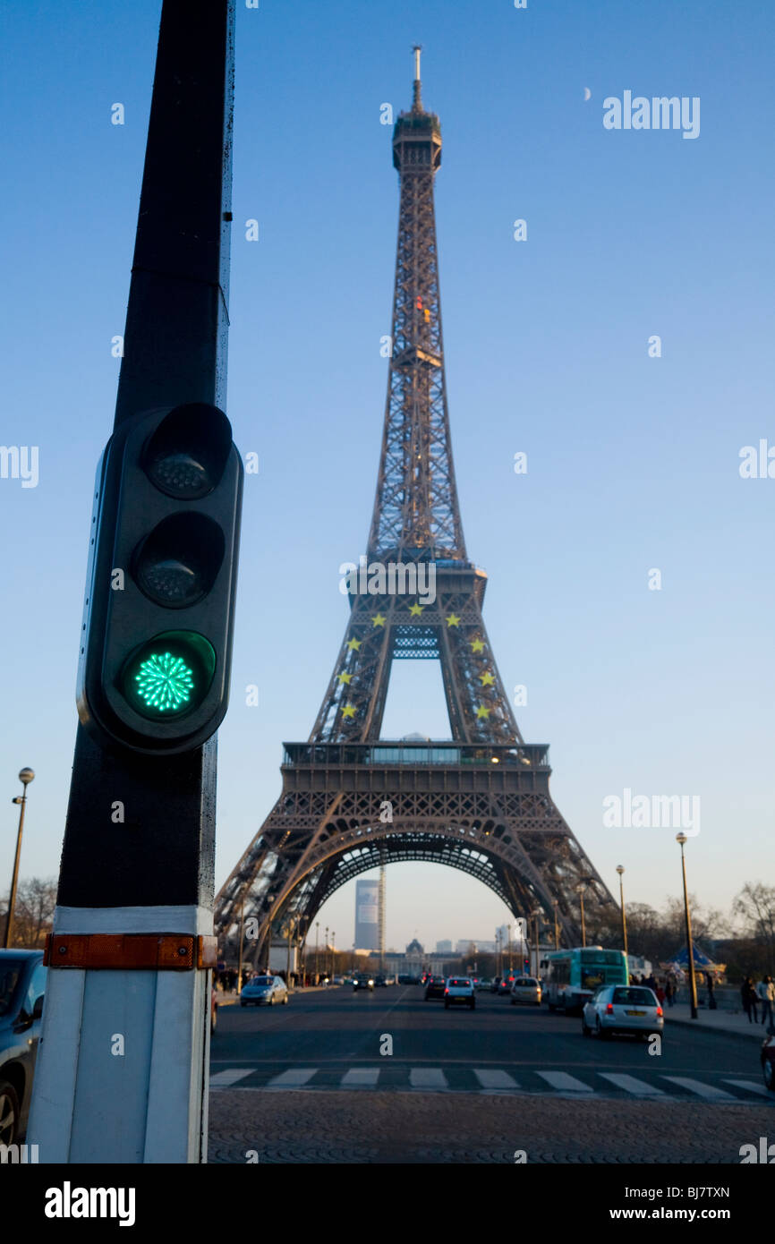 Feu de circulation français vert / signal de Paris avec la tour Eiffel derrière. La France. Banque D'Images