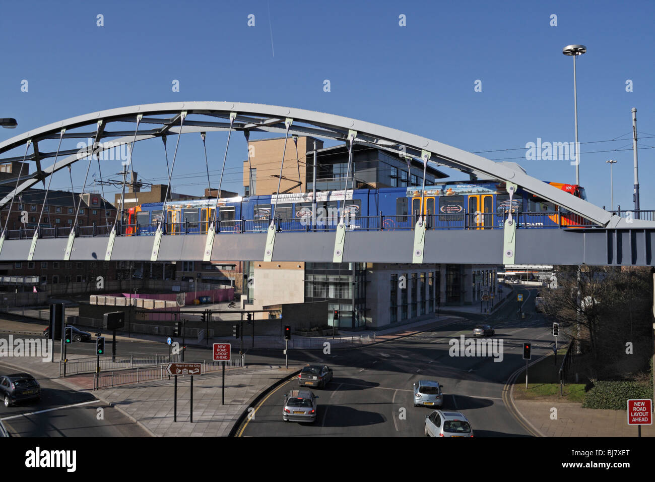 Le Bow String Arch Bridge traverse le rond-point Park Square, centre-ville de Sheffield Angleterre, le supertram traverse le réseau ferroviaire de transport public Banque D'Images