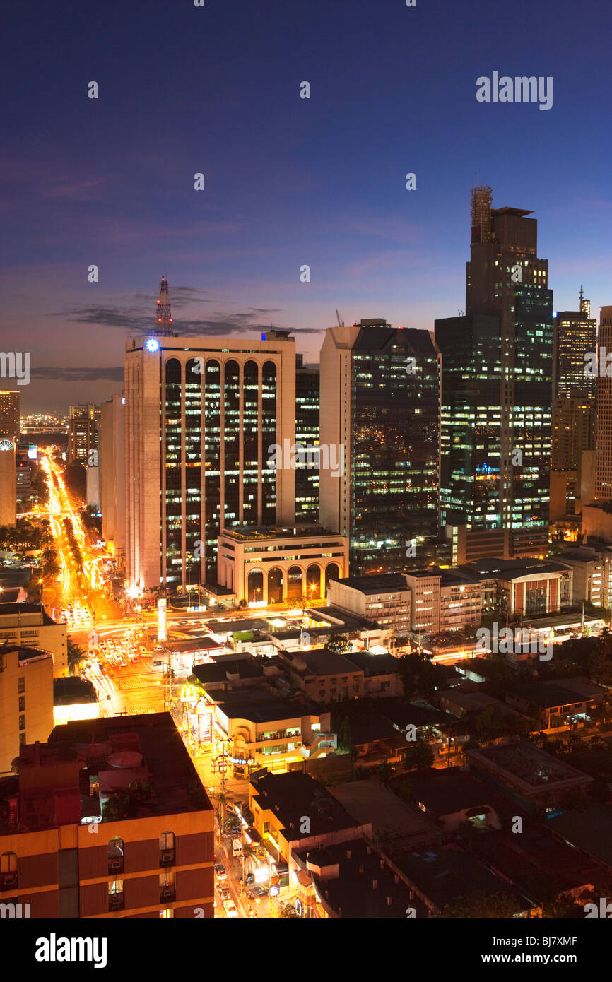 Photo de nuit du quartier des affaires de Makati, à Manille, Philippines Banque D'Images