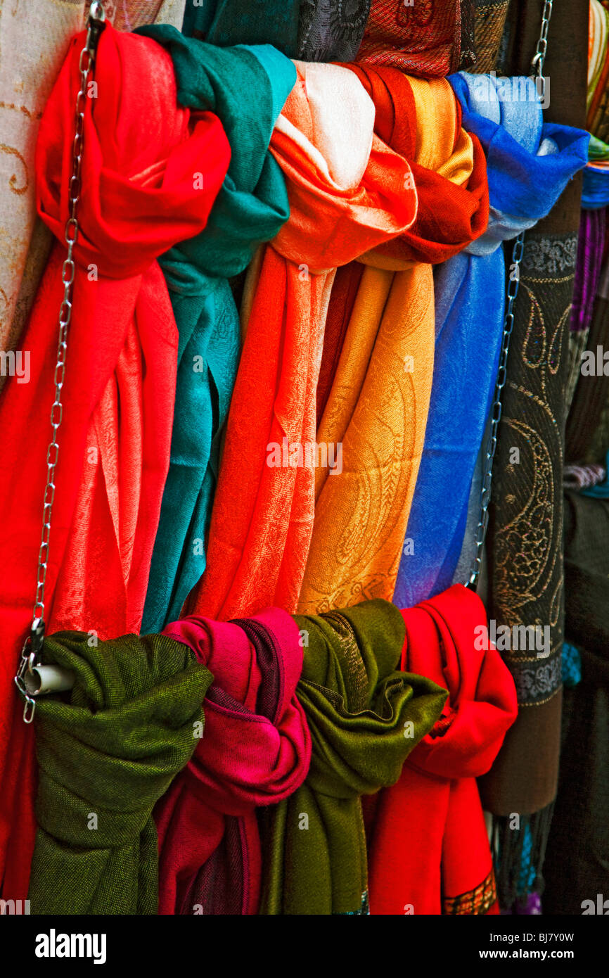 Foulards colorés en vente à Venise Banque D'Images