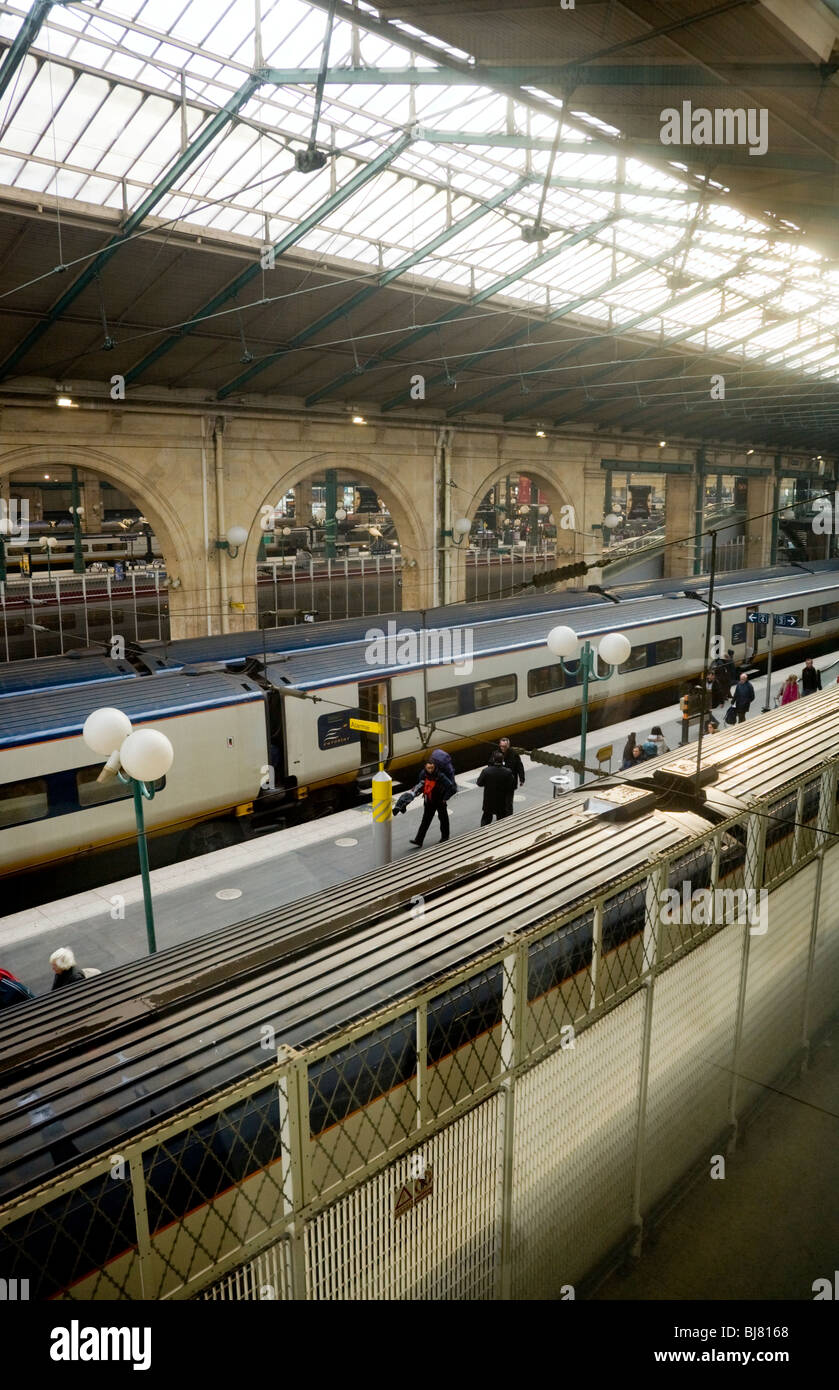Les trains Eurostar en attente sur les plates-formes de la Gare du Nord lien tunnel sous la gare Internationale à Paris, France. Banque D'Images