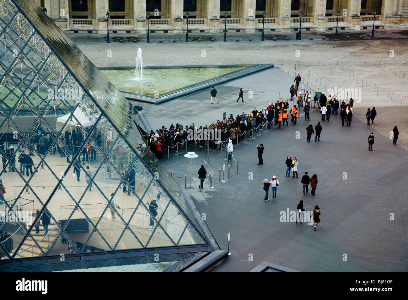 Les gens de la file d'entrée gratuite au Musée du Louvre / Musée
