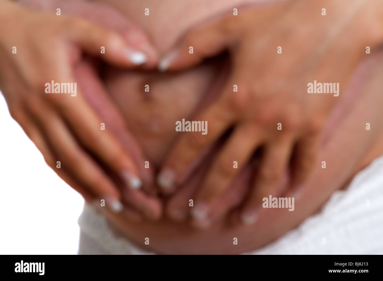 Floue flou artistique 8 mois 30 ans, femme enceinte avec 37 ans homme partner holding baby bump Banque D'Images