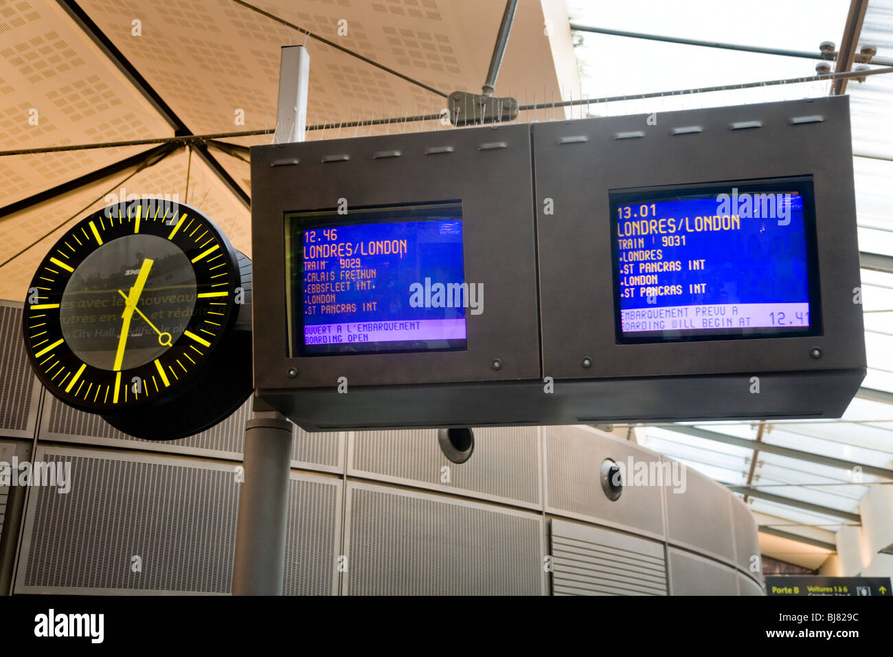 Les moniteurs d'affichage de l'avis de départ Eurostar sur les plates-formes de la Gare du Nord tunnel sous la gare dans Paris, France. Banque D'Images