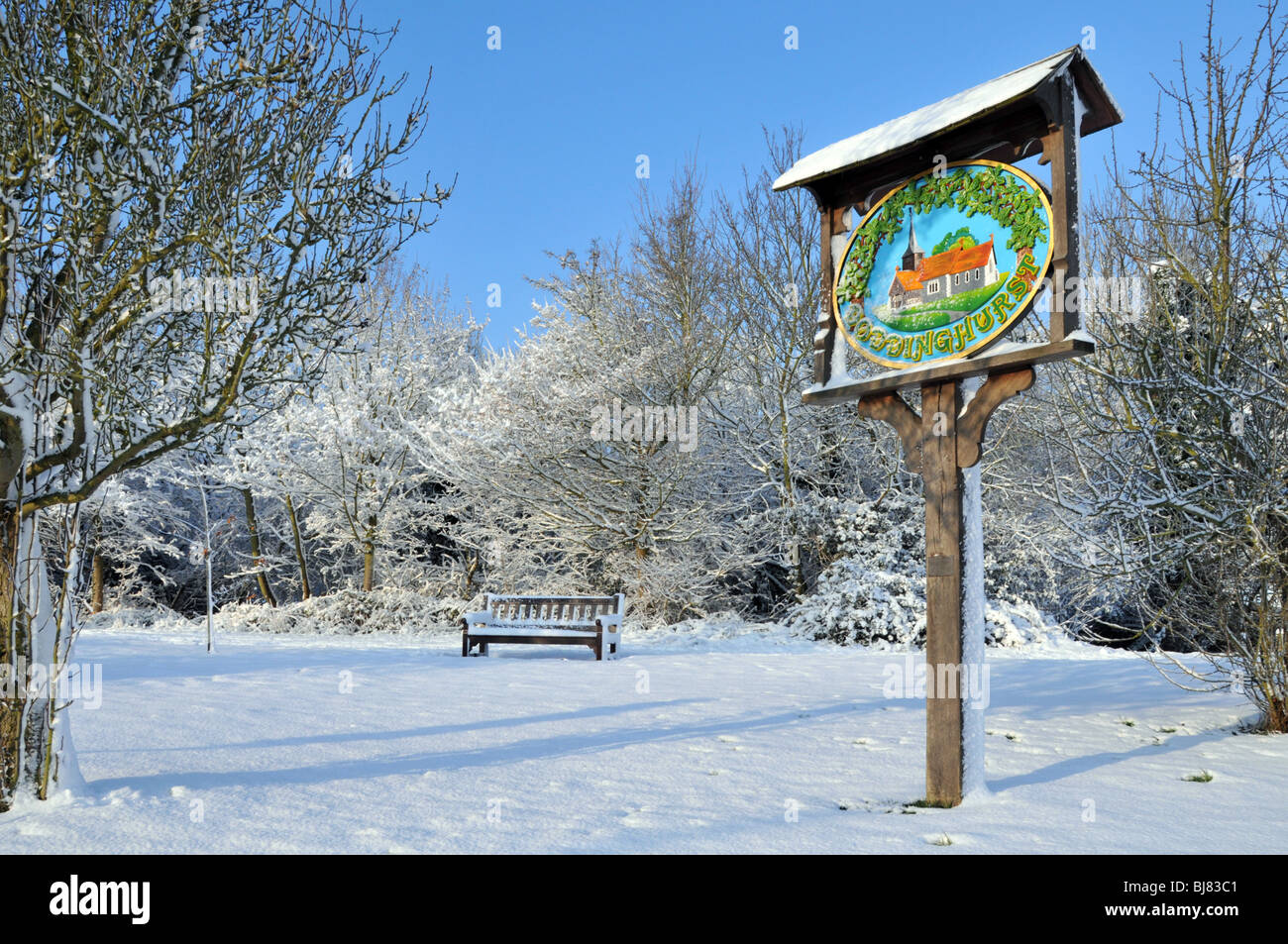 Winter Wonderland Doddinghurst couvertes de neige village green et signe sur un ciel bleu jour près de Brentwood Essex England UK Banque D'Images