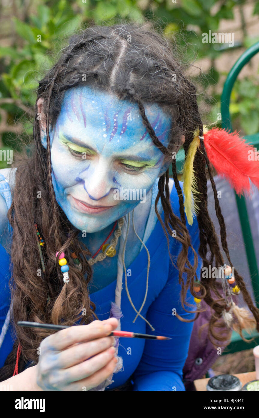 Femme dans un costume de Neytiri (un Na'vi) de l'édition 2009 du film Avatar Banque D'Images