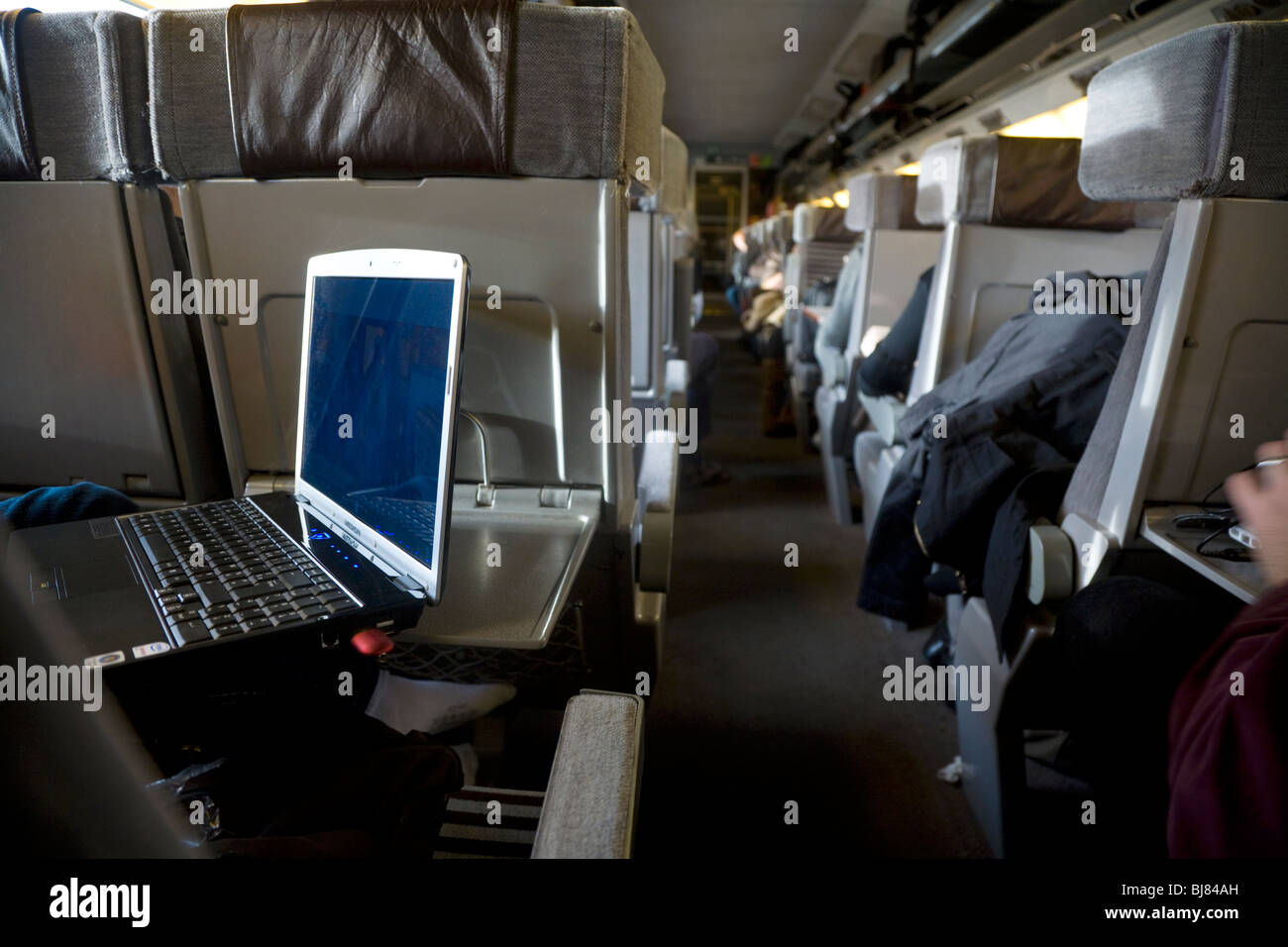 Un portable dans un train sur le service Eurostar pour Londres depuis Paris via le tunnel sous la Manche. Banque D'Images