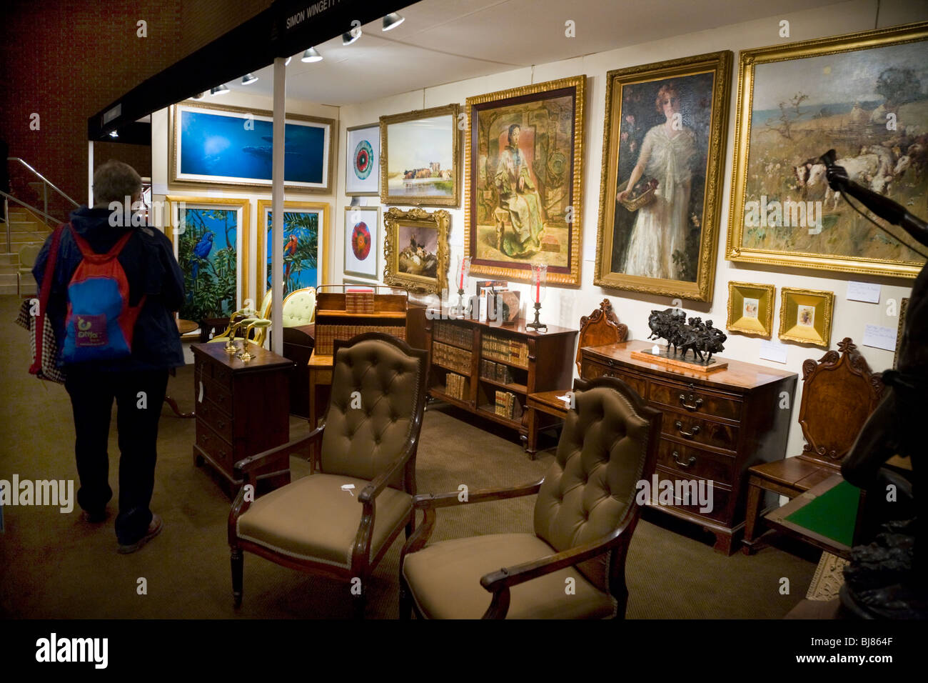 Exposant / bloquer la vente de meubles anciens et de peintures, à l'Antiques & Fine Arts Fair, Kensington Town Hall. Londres. UK. Banque D'Images