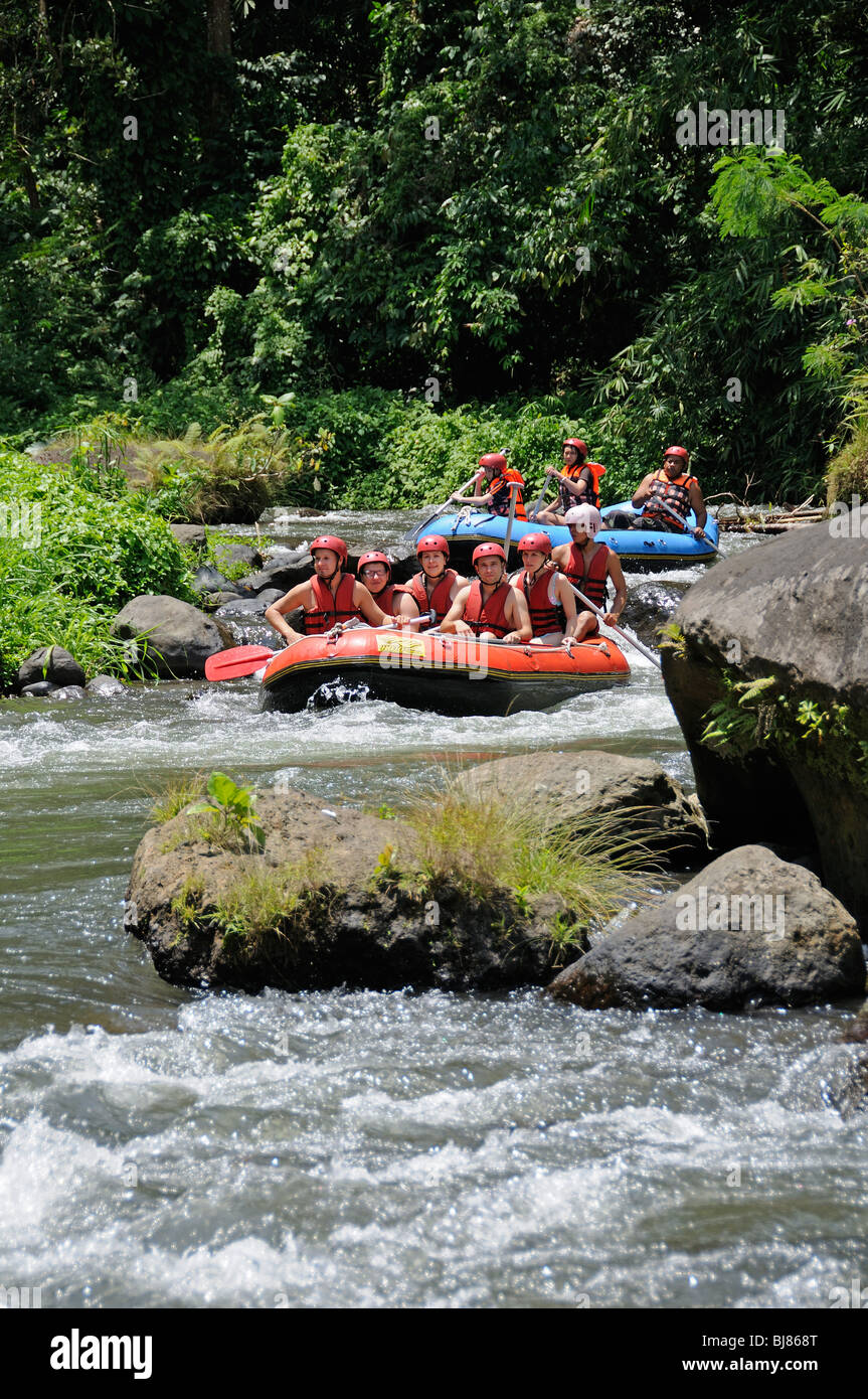 Bateaux de rafting dans une jungle river, Ubud, Bali, Indonésie Banque D'Images