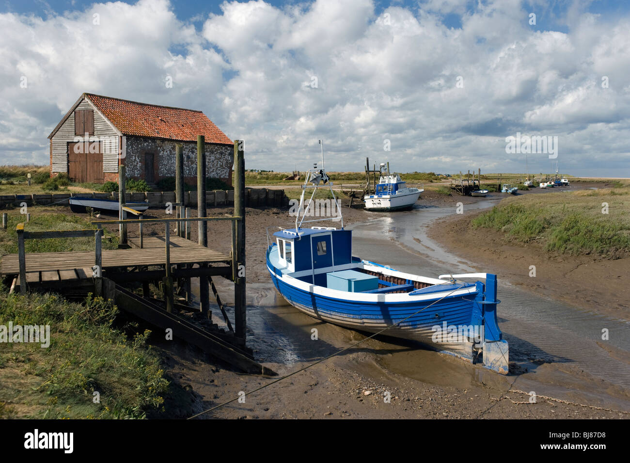 Bateaux de pêche séchés et échoue à thornham Creek North Norfolk angleterre Banque D'Images