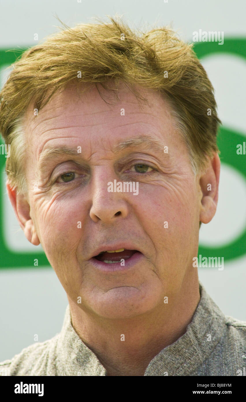 Paul McCartney la promotion de son livre de poèmes et paroles 'Blackbird Singing' au Hay Festival 2001 Banque D'Images