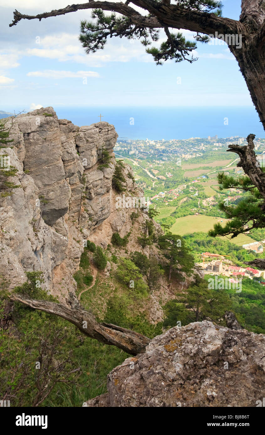 Vue sur la ville de Yalta à partir de la pente du mont Aj-Petri et croix sur rocher (sentier botanique, Crimea, Ukraine) Banque D'Images