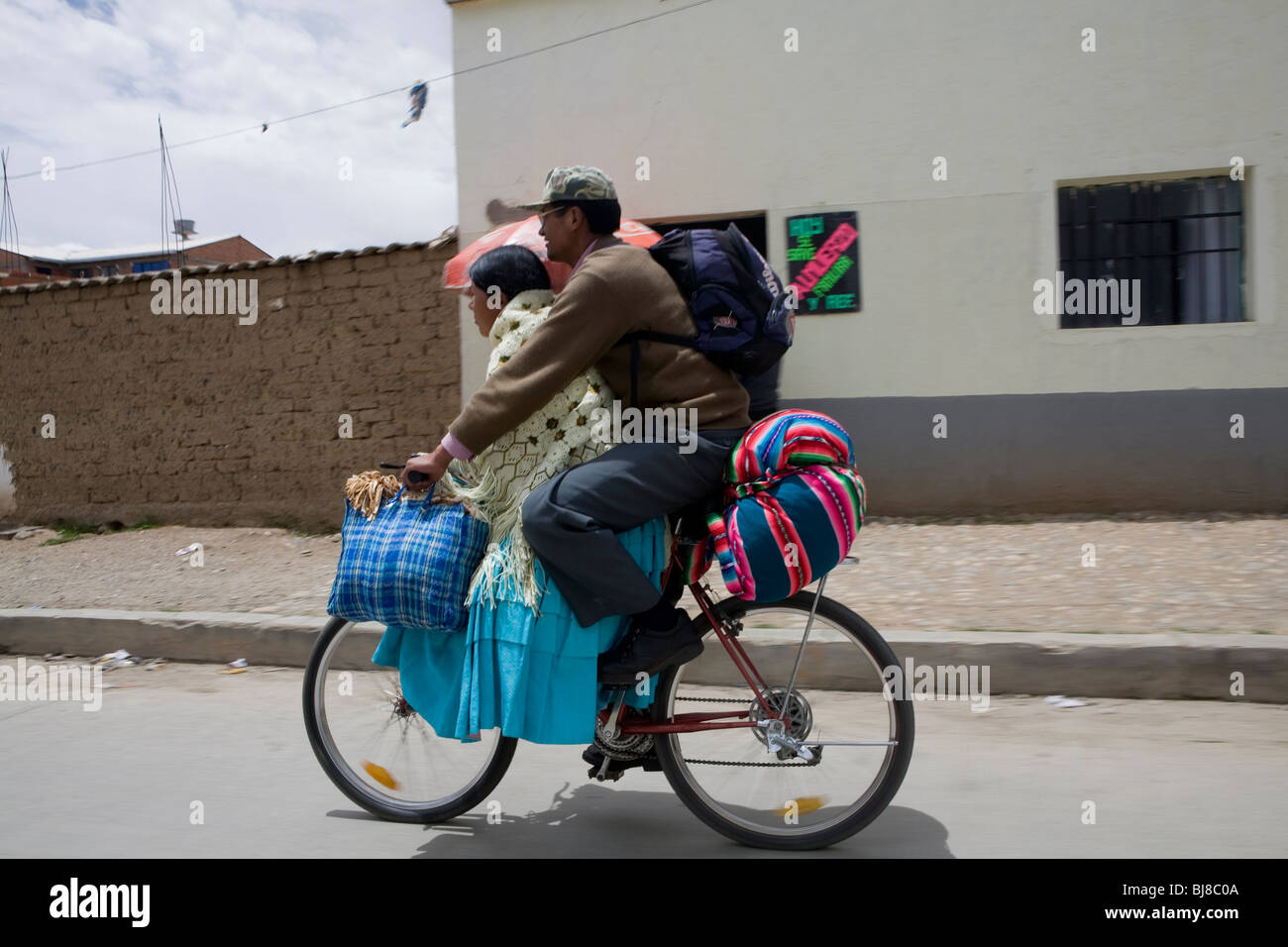 L'homme et la femme à vélo, el alto bolivie Banque D'Images