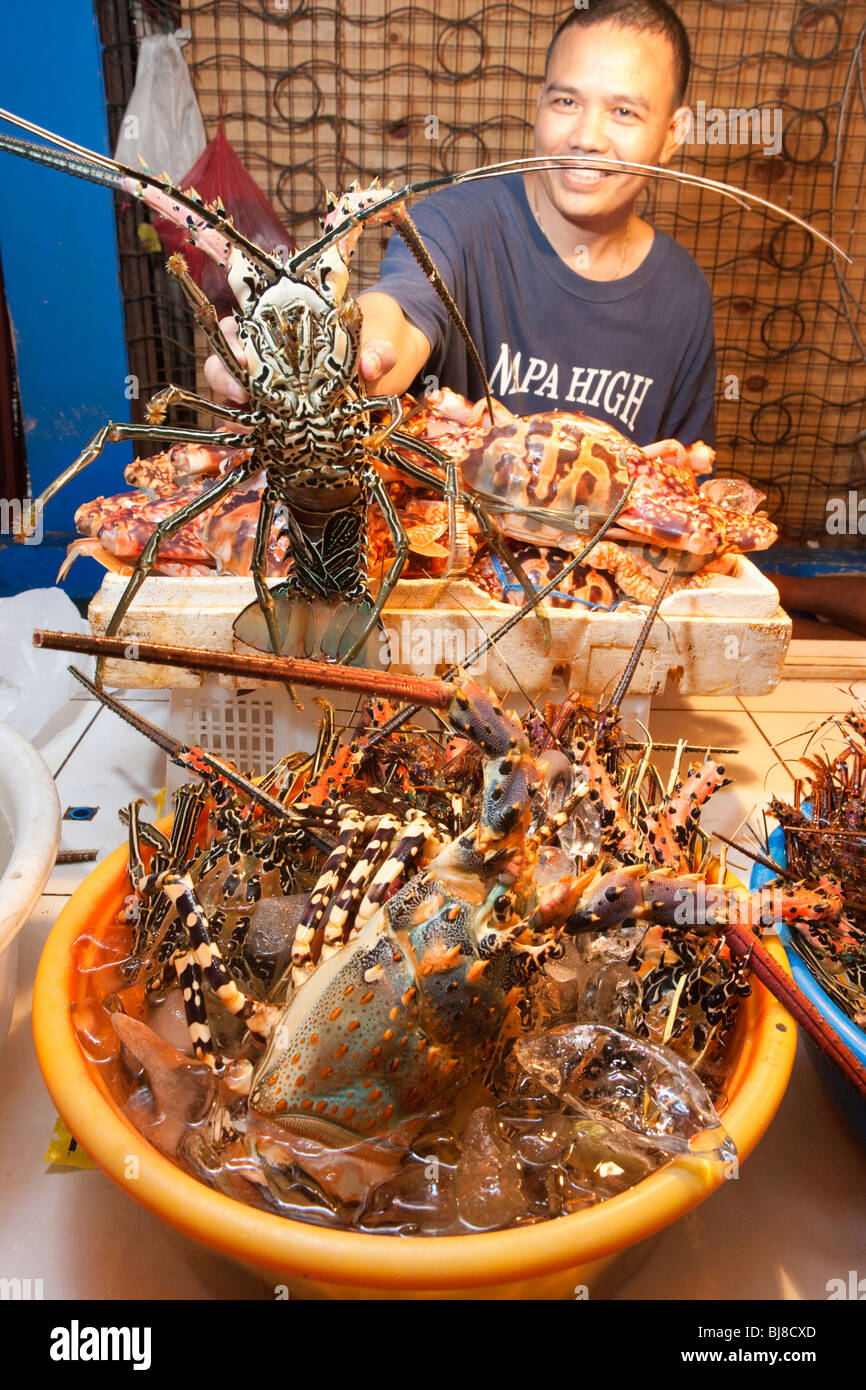 L'homme homard à la vente du marché de poissons, de Manille, Philippines Banque D'Images