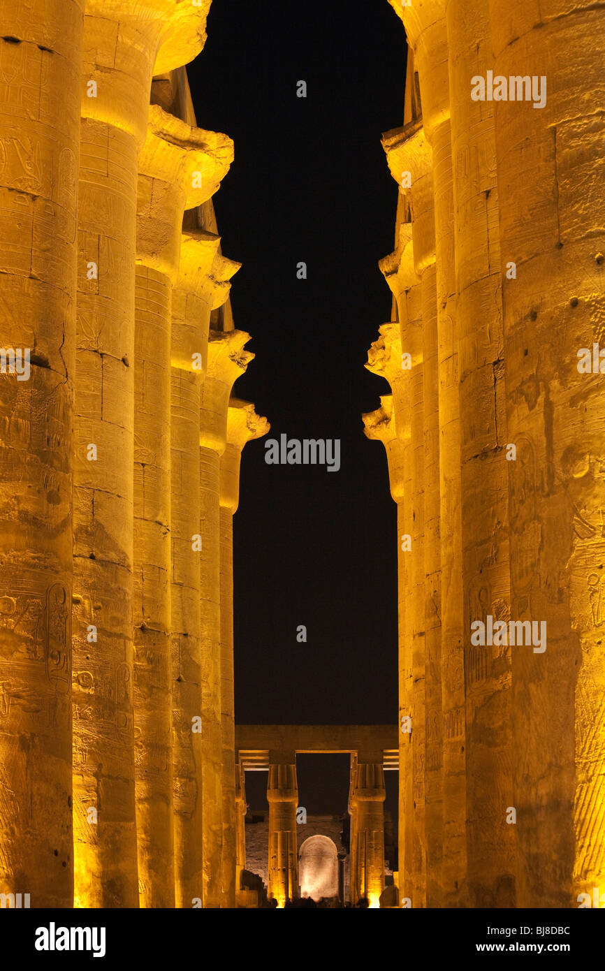 Colonnade d'Amenhotep, le temple de Louxor, Egypte Banque D'Images