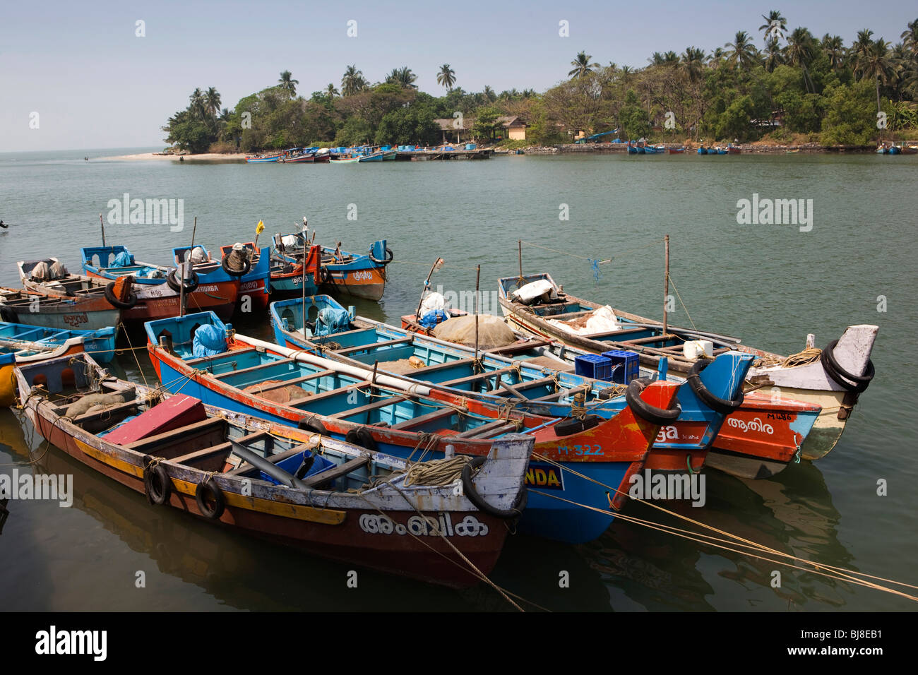 L'Inde, le Kerala, Mahe (Pondichéry) Territoire de l'Union, Port, bateaux de pêche colorés à l'estuaire de la rivière Banque D'Images