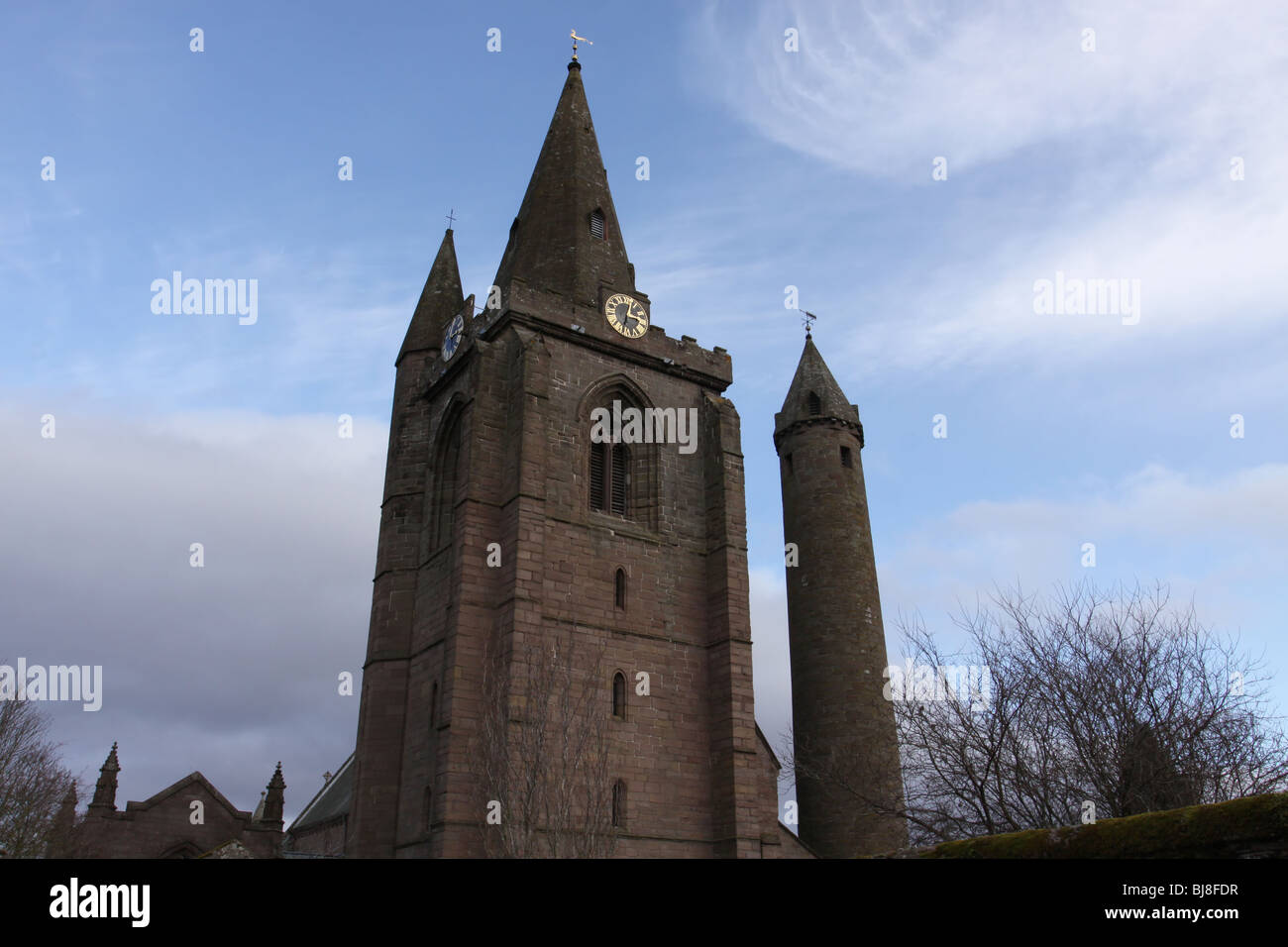 La cathédrale et la tour ronde Brechin Brechin Angus Scotland Mars 2010 Banque D'Images