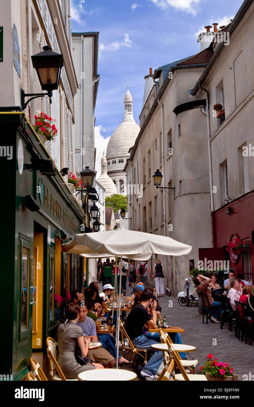 Café et scène de rue à Montmartre avec coupoles de l'au-delà du Sacré-Cœur, Paris France Banque D'Images