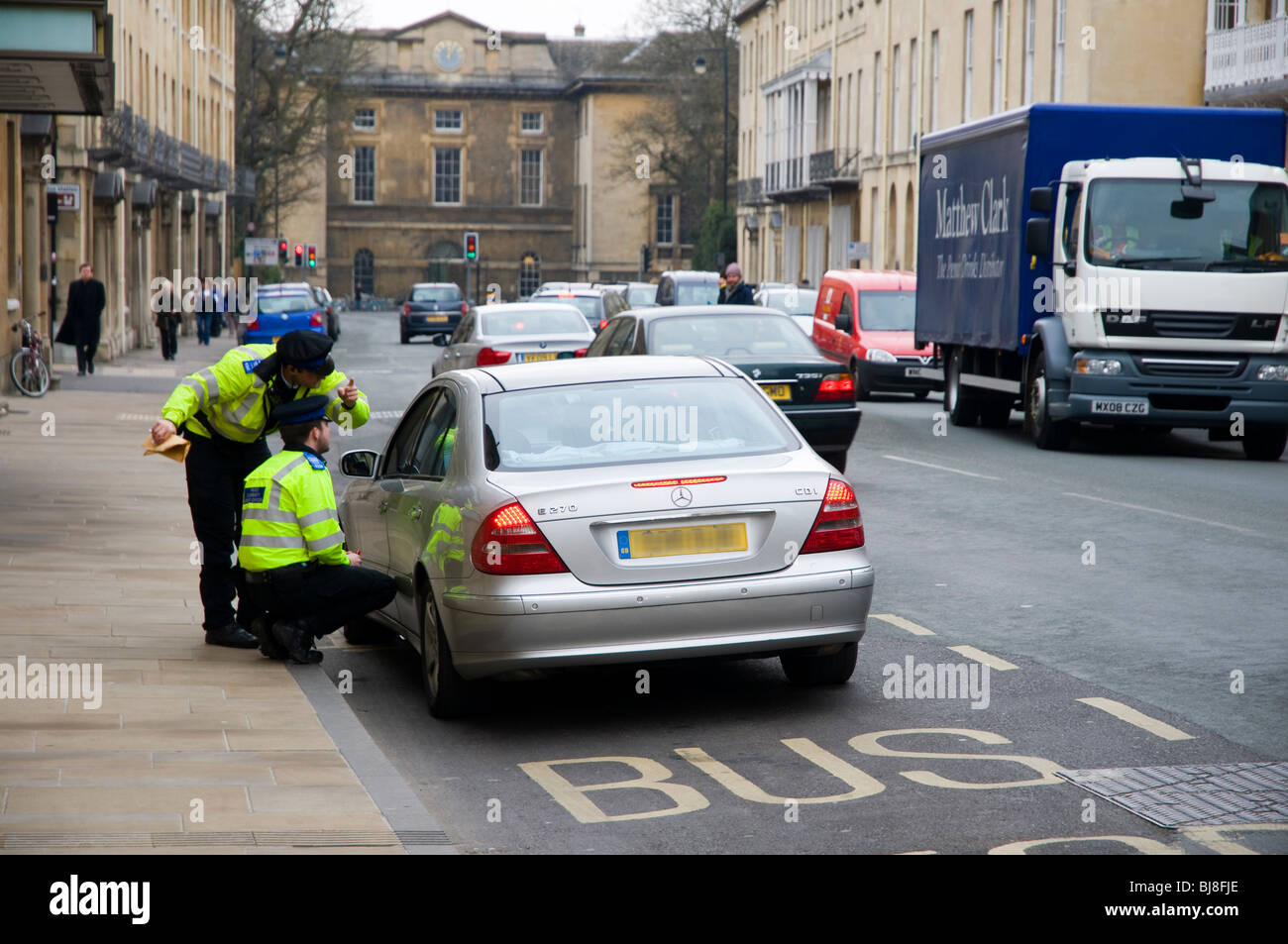 Les agents de police communautaire aide à un automobiliste avec les directions à Oxford Banque D'Images