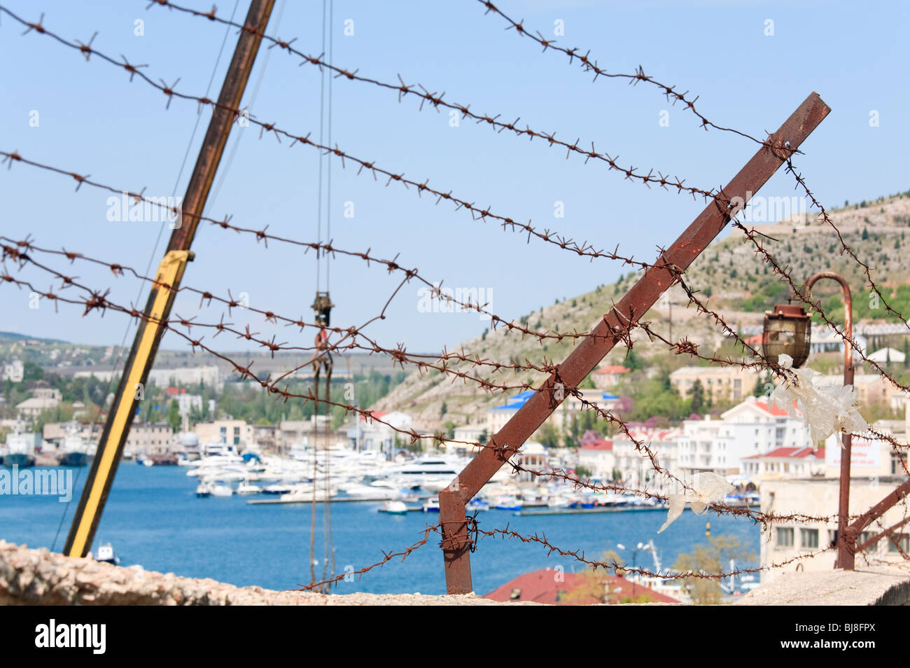 Vue d'été de la mer avec des navires à quai et barblock en premier plan (ville de Balaclava, Crimea, Ukraine) Banque D'Images