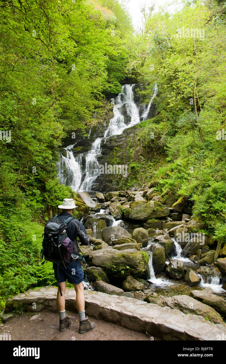 Un walker à Torc Waterfall, près de Killarney, comté de Kerry, Irlande Banque D'Images