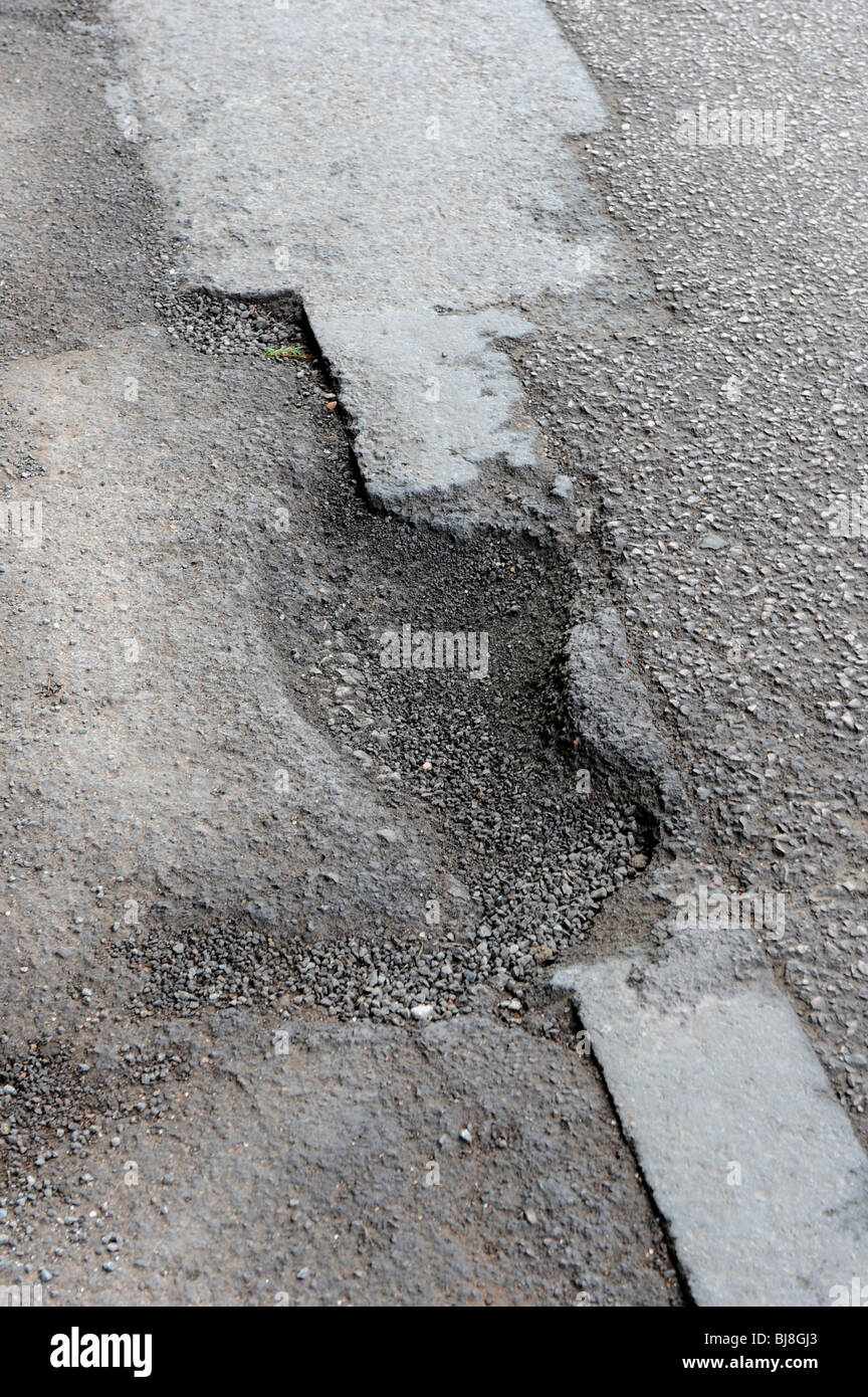 Les nids-de-poule sur les routes du Royaume-Uni Banque D'Images