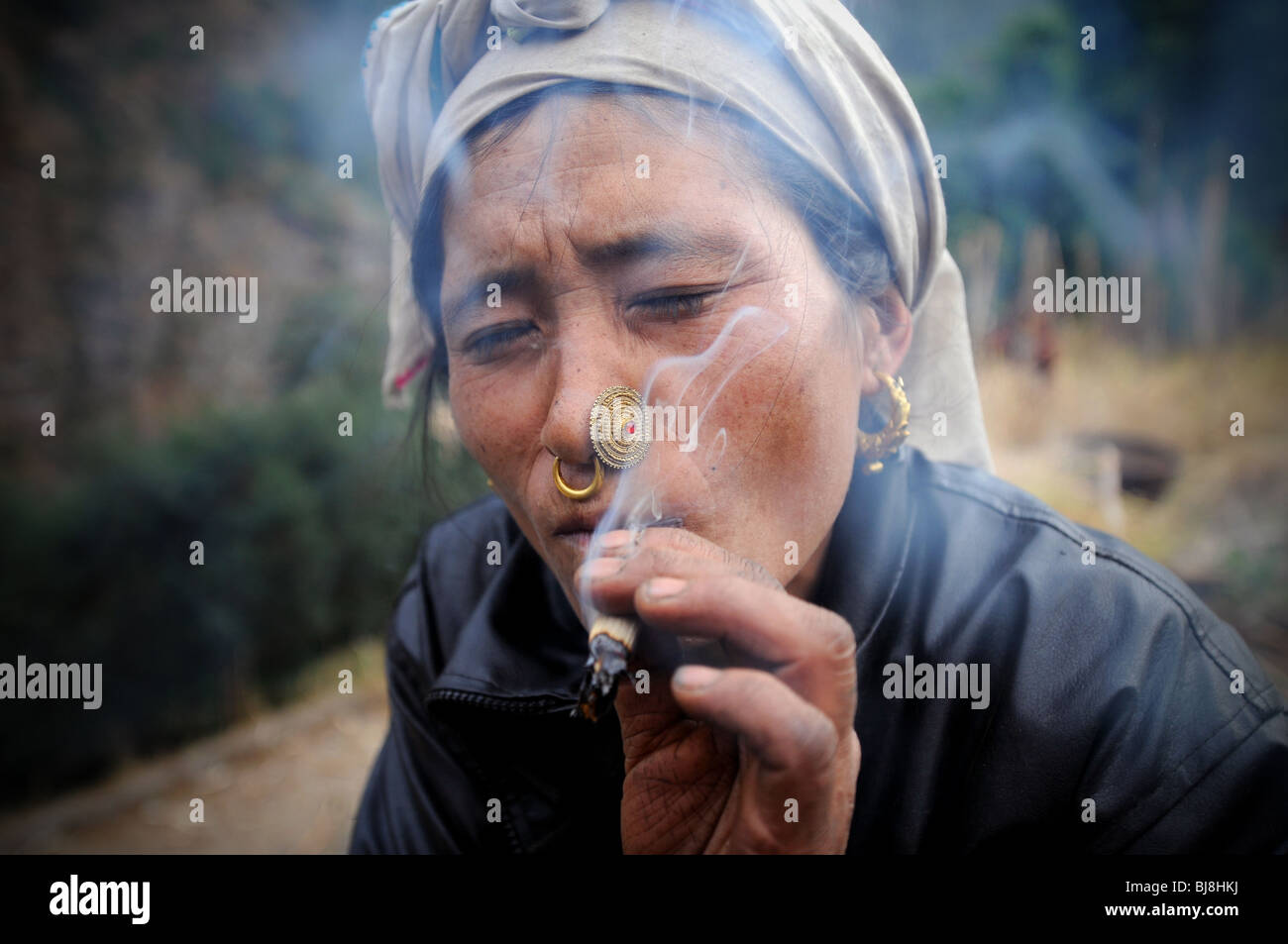 Rai femme fumant dans Bung, Népal Banque D'Images