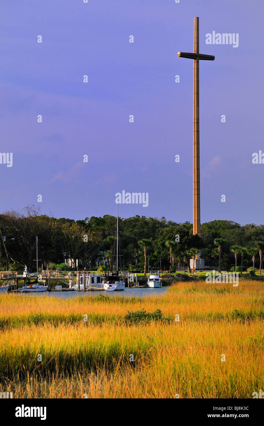 Cross de l'acier 208 pieds (63 mètres) de haut à la Mission de Nombre de Dios, marque l'emplacement d'atterrissage de Pedro Menendez de Aviles Banque D'Images