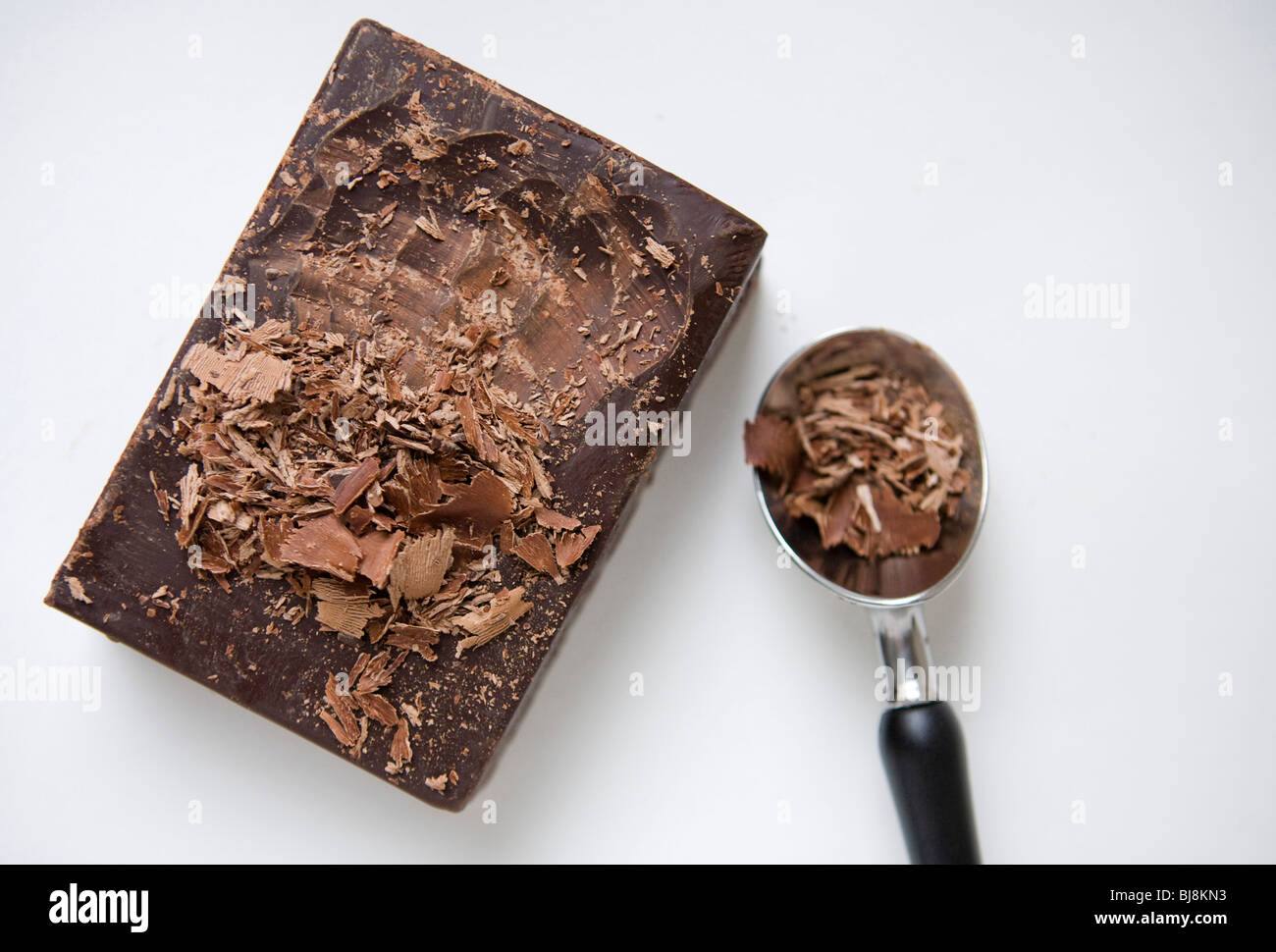 Un bloc de chocolat noir et copeaux de chocolat noir. Banque D'Images