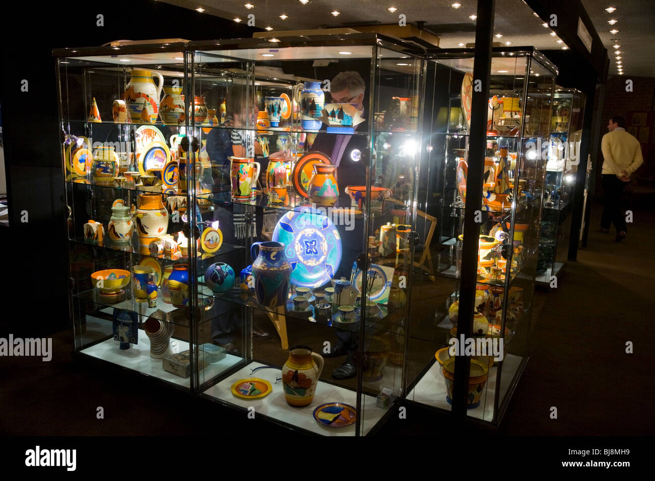Exposant / vente / blocage de la poterie céramique à l'Antiques & Fine Arts Fair, Kensington Town Hall. Londres. UK Banque D'Images