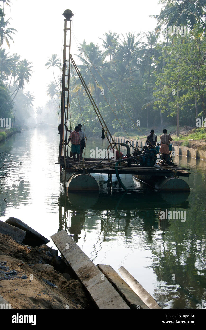 Petit bateau de dragage dragage faisant au Kerala Backwaters pour le projet de transport du gouvernement dans village Rural Water navigation Banque D'Images