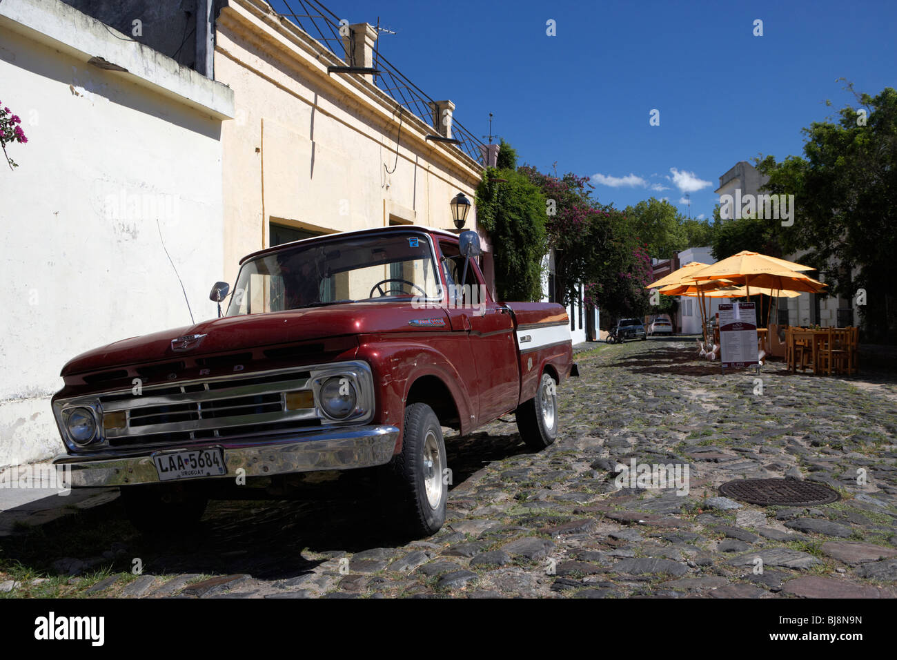 Vieille camionnette Ford sur la rue pavée historique espagnol avec des bordures dans Barrio Historico Colonia del Sacramento en Uruguay Banque D'Images