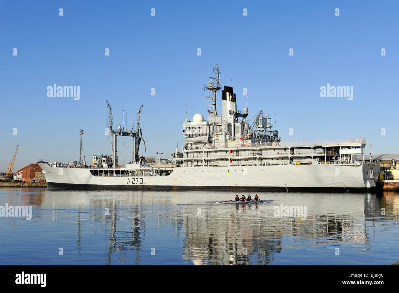 Rover noir de navires de la marine dans le dock avec sunny blue sky Banque D'Images