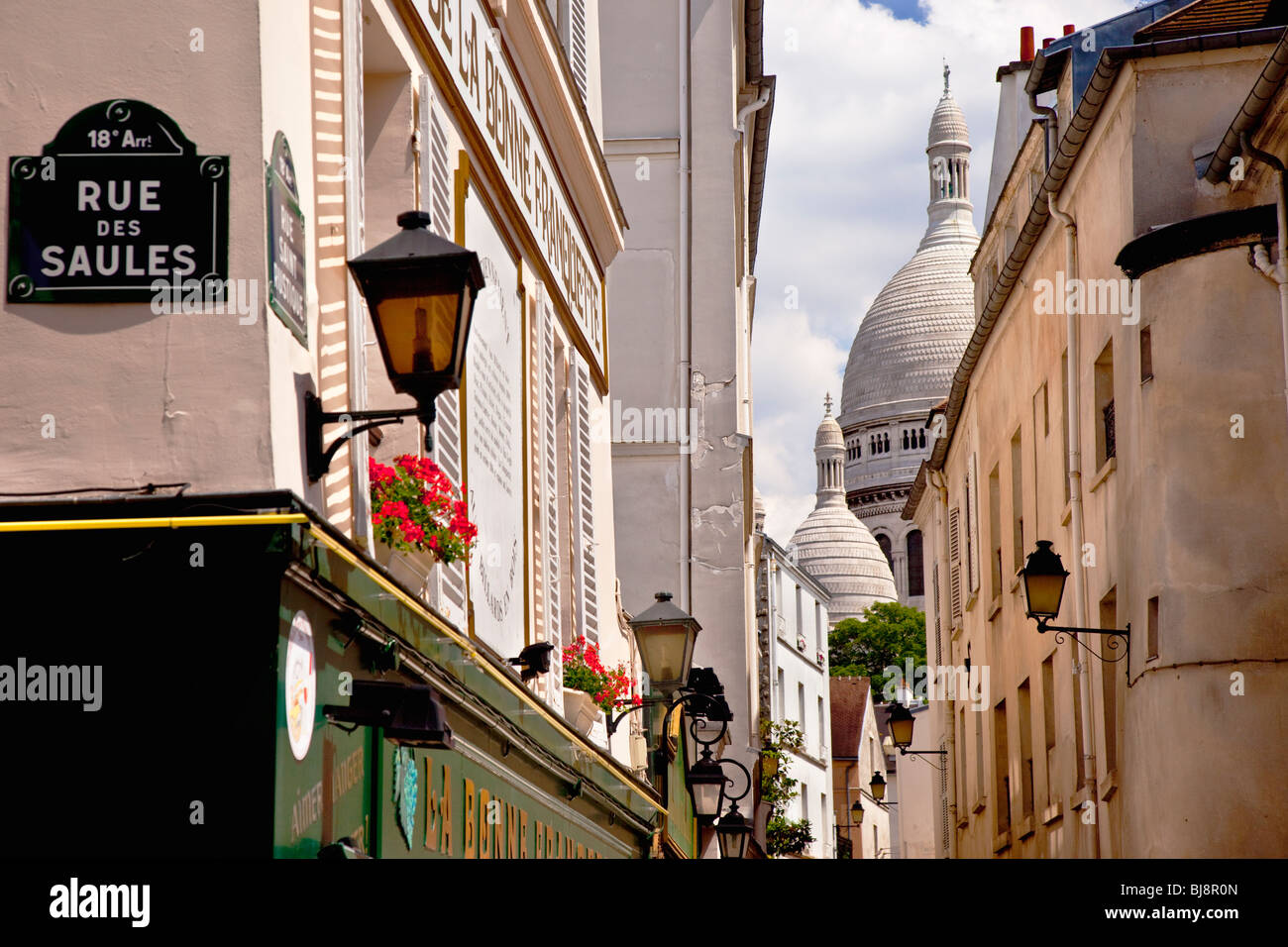 Rue Montmartre avec le Sacré Coeur au-delà, Paris France Banque D'Images