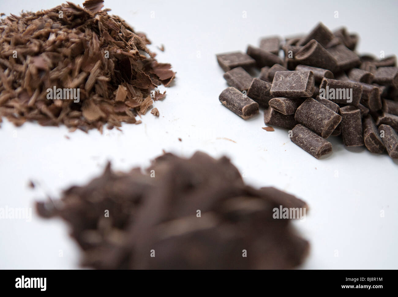 Copeaux de chocolat noir et au lait et de morceaux. Banque D'Images